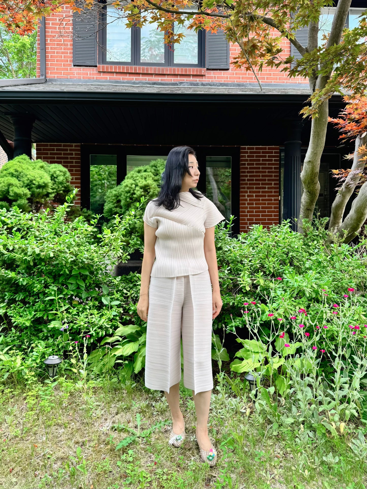 Modern Asymmetry Pleated Top (ivory, black)