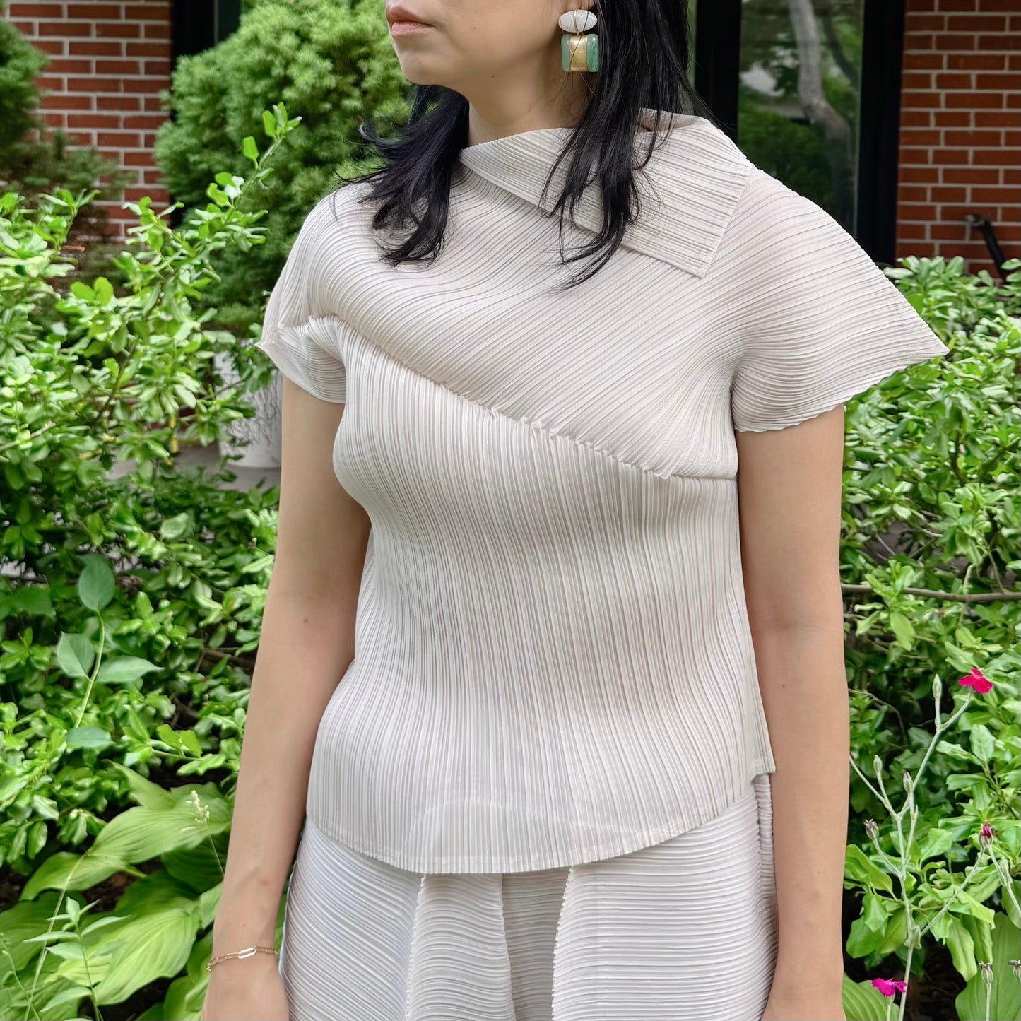 Modern Asymmetry Pleated Top (ivory, black)