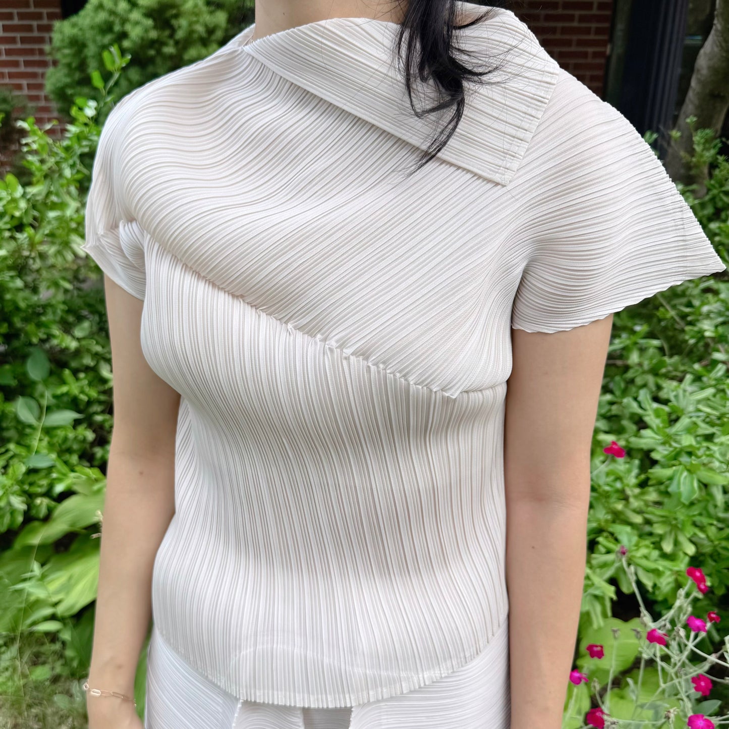 Modern Asymmetry Pleated Top (ivory, black)