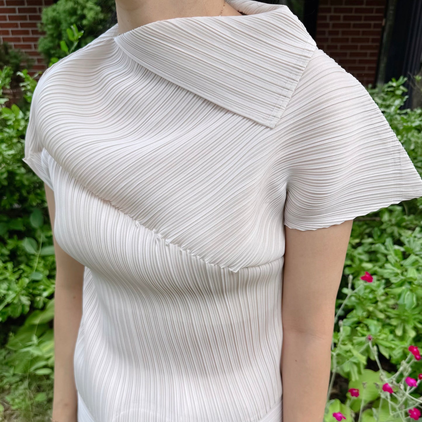 Modern Asymmetry Pleated Top (ivory, black)