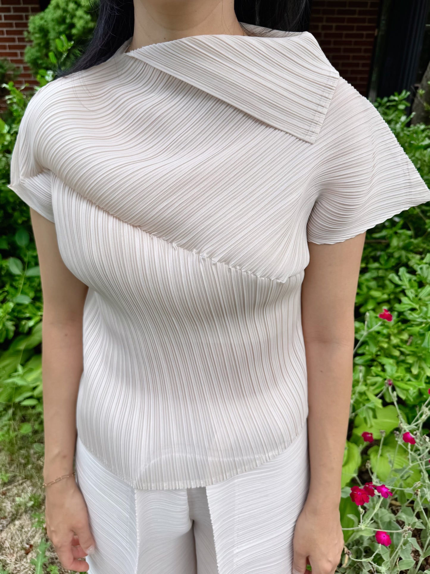 Modern Asymmetry Pleated Top (ivory, black)