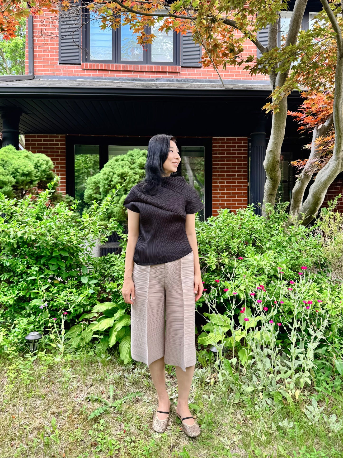 Modern Asymmetry Pleated Top (ivory, black)