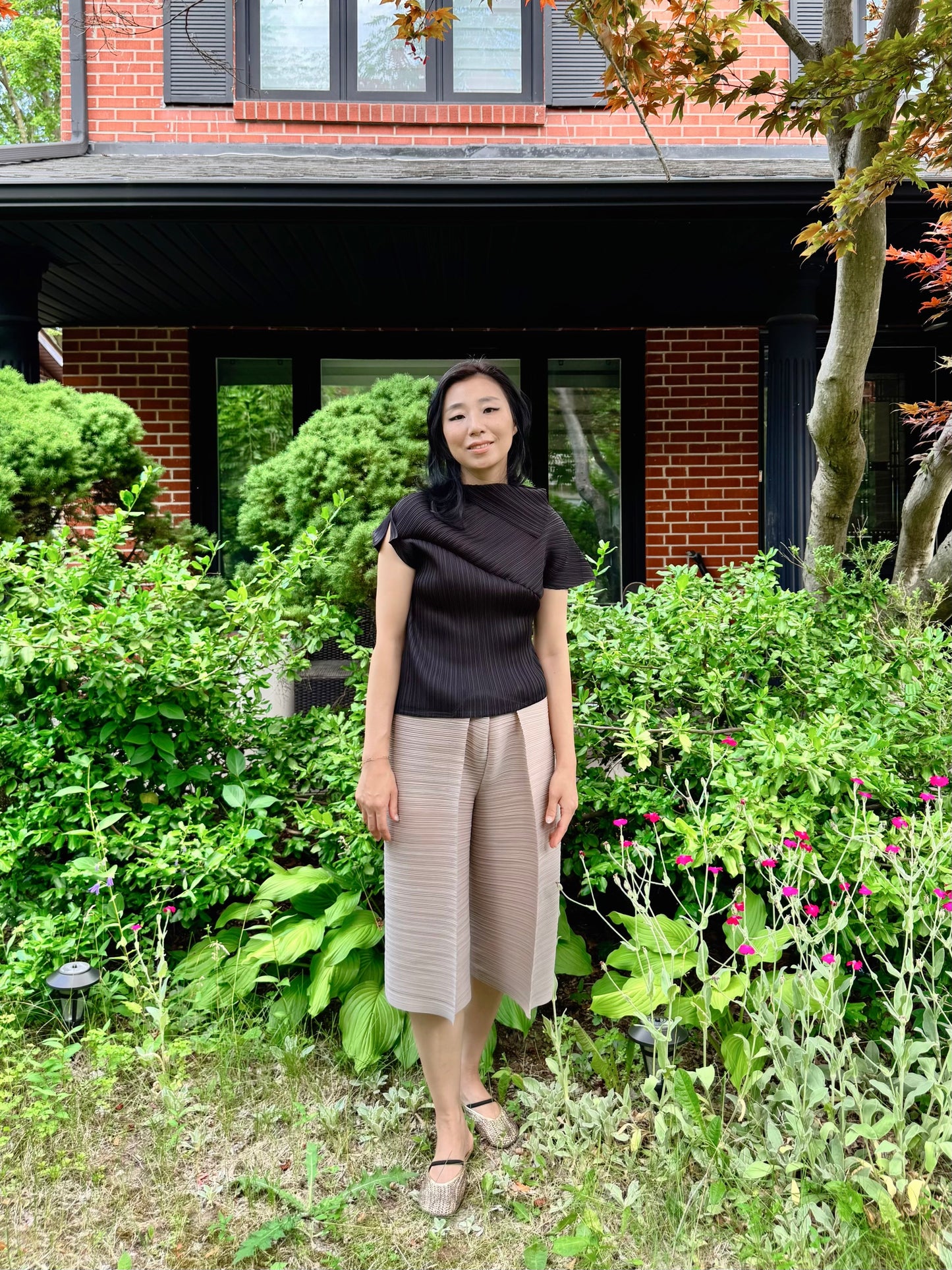 Modern Asymmetry Pleated Top (ivory, black)