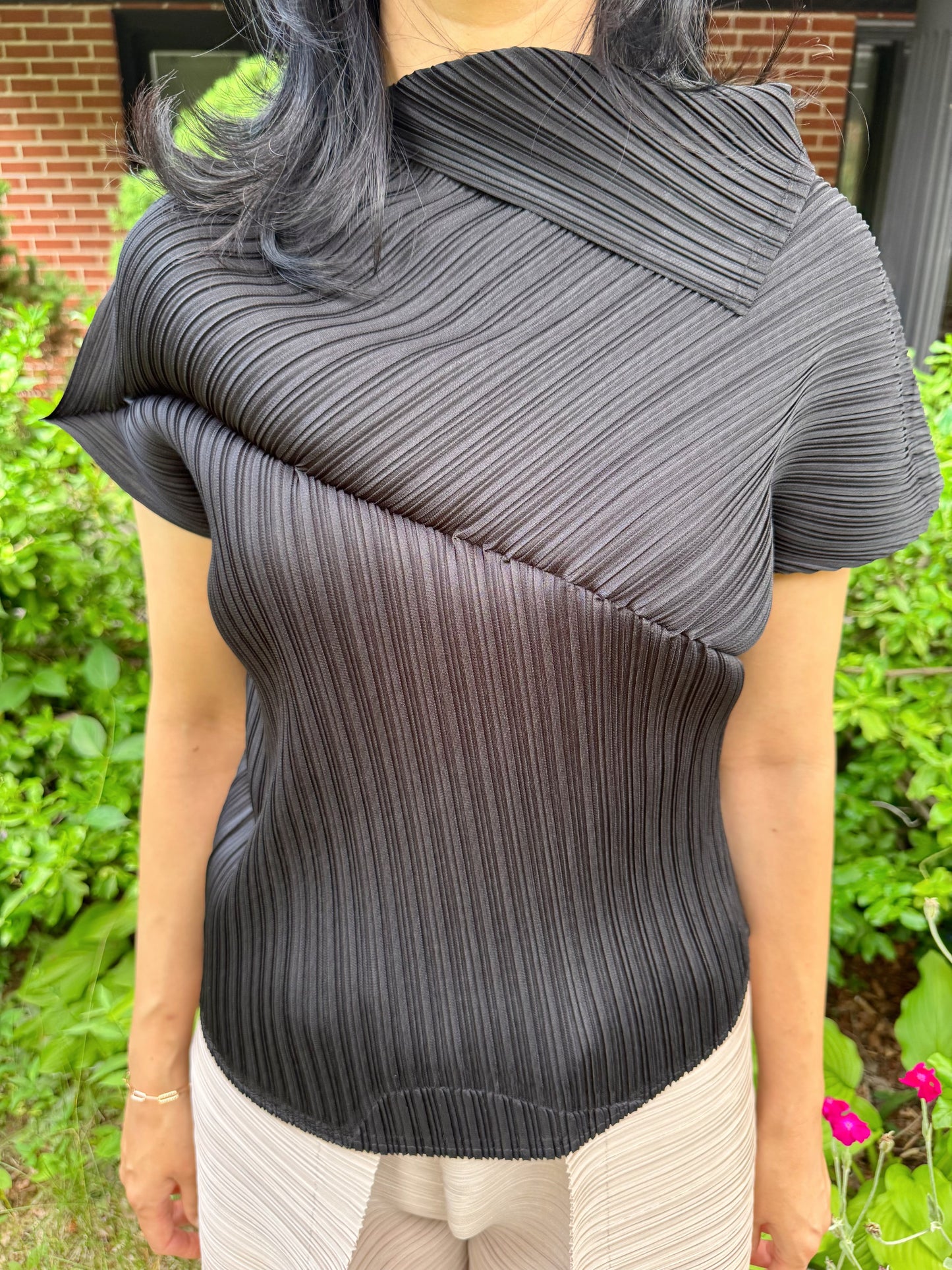 Modern Asymmetry Pleated Top (ivory, black)