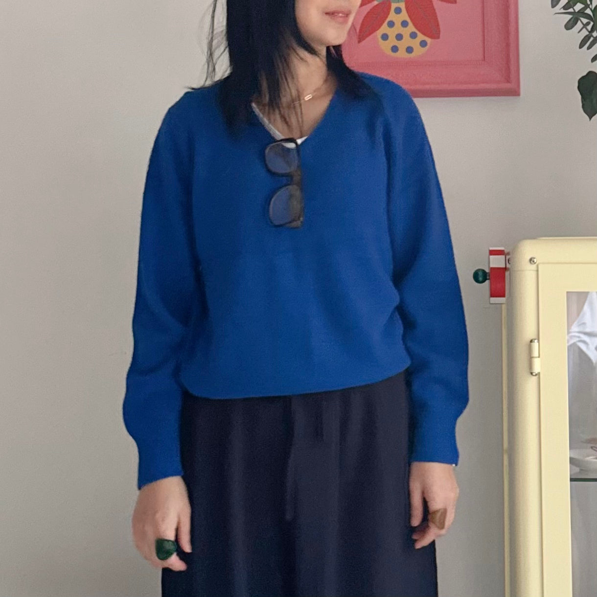 premium cashmere-blend V-neck knit (cream, blue)