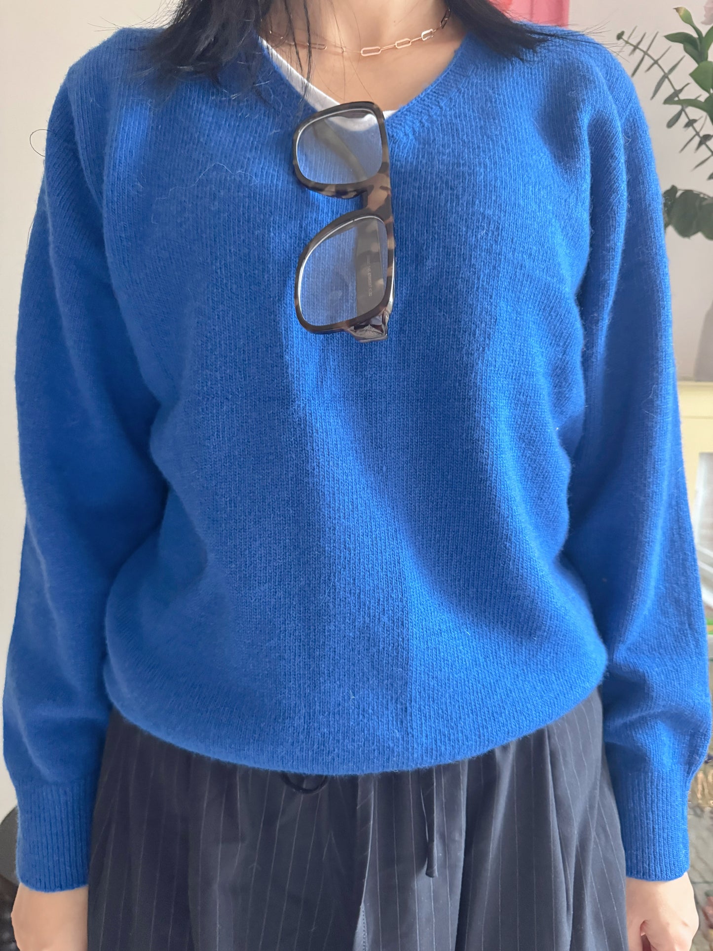 premium cashmere-blend V-neck knit (cream, blue)