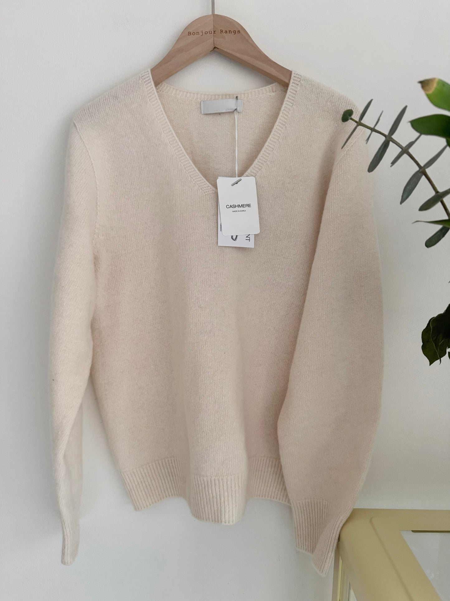 premium cashmere-blend V-neck knit (cream, blue)