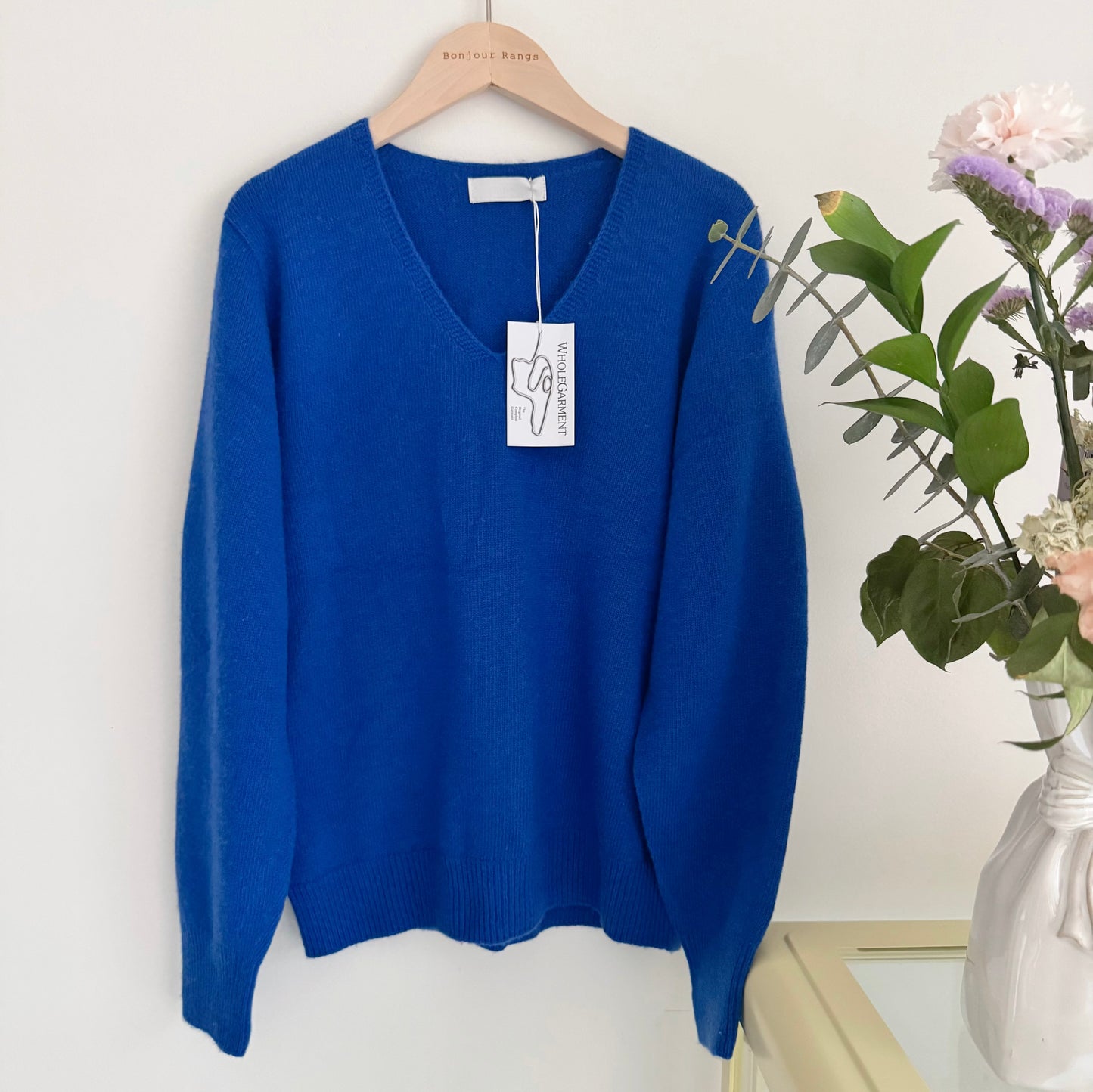 premium cashmere-blend V-neck knit (cream, blue)