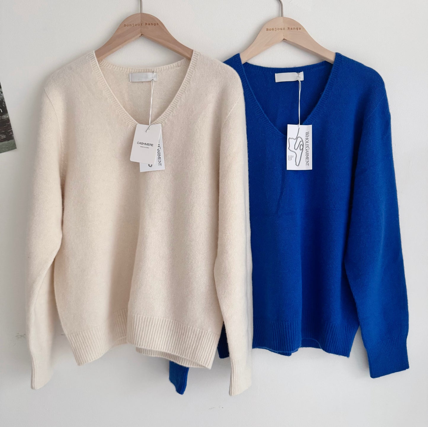 premium cashmere-blend V-neck knit (cream, blue)