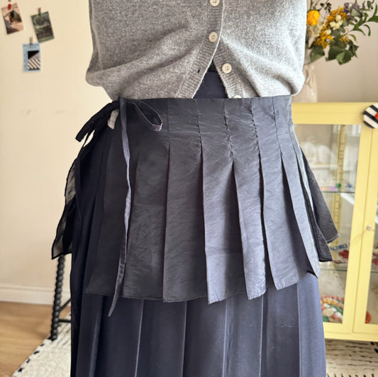 Pleated wrap skirt (navy, ivory)