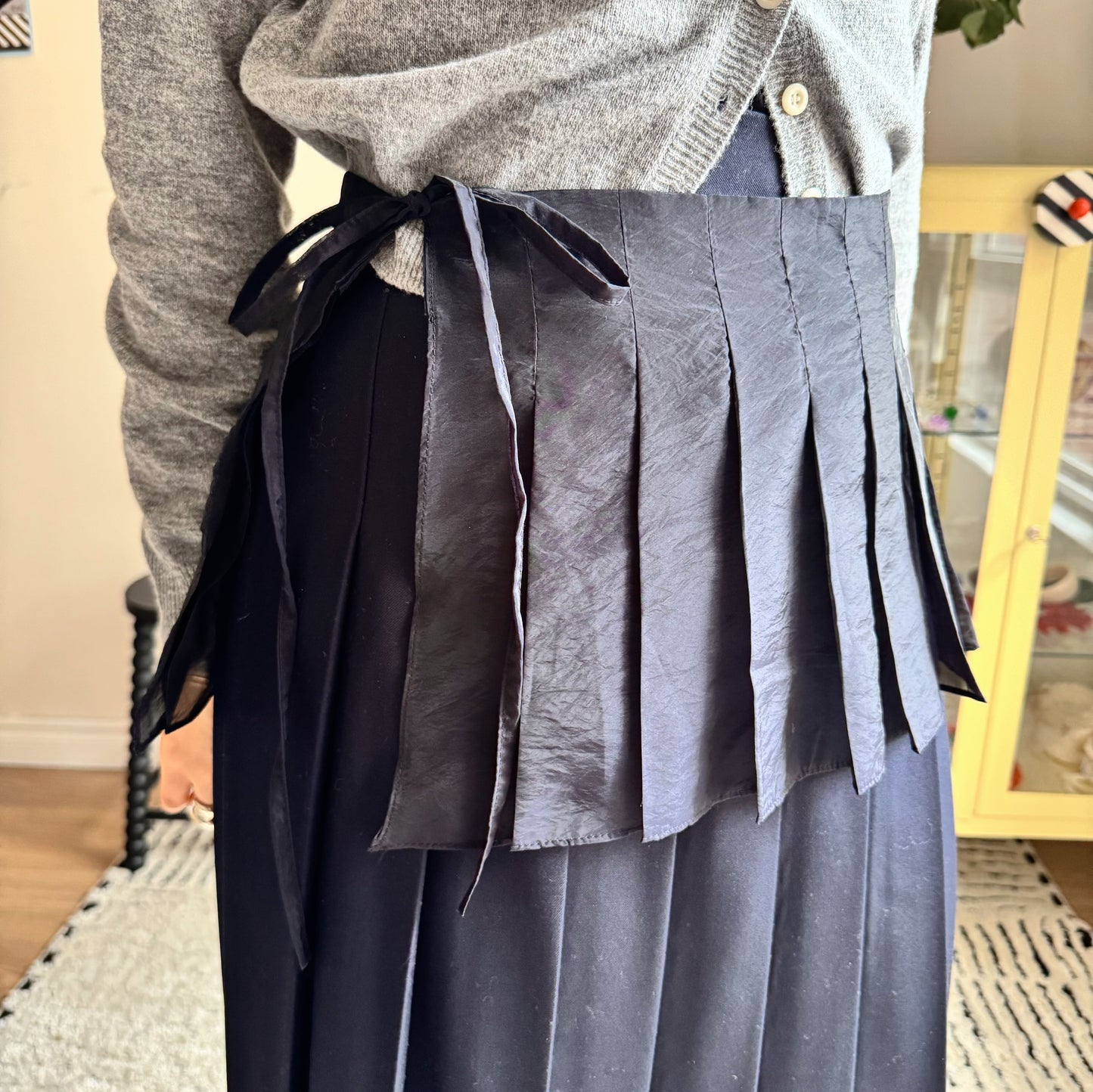 Pleated wrap skirt (navy, ivory)