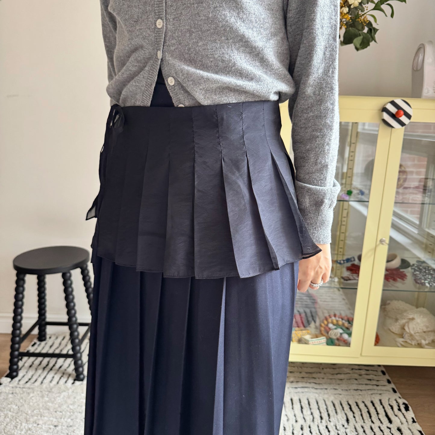 Pleated wrap skirt (navy, ivory)