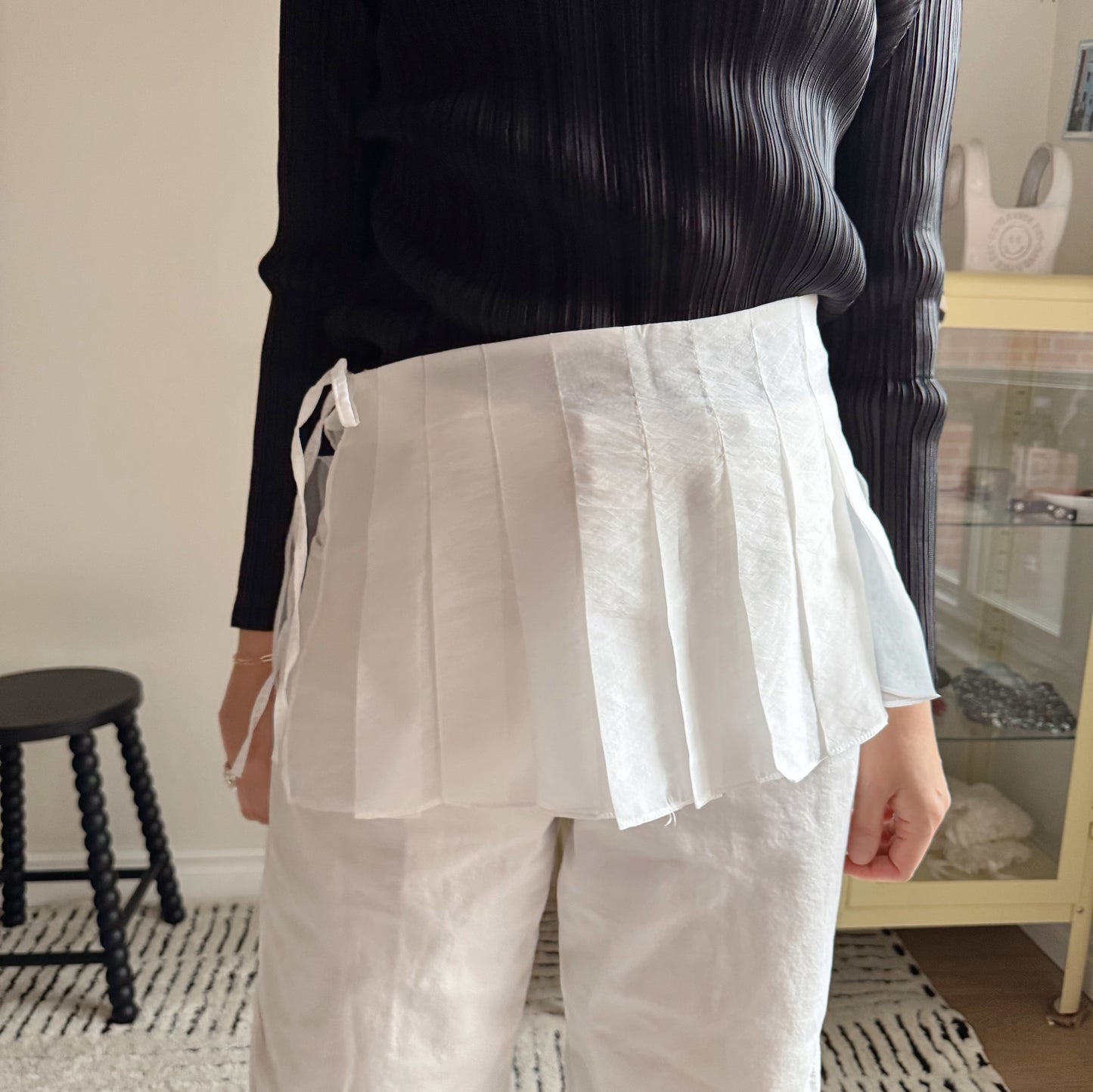 Pleated wrap skirt (navy, ivory)