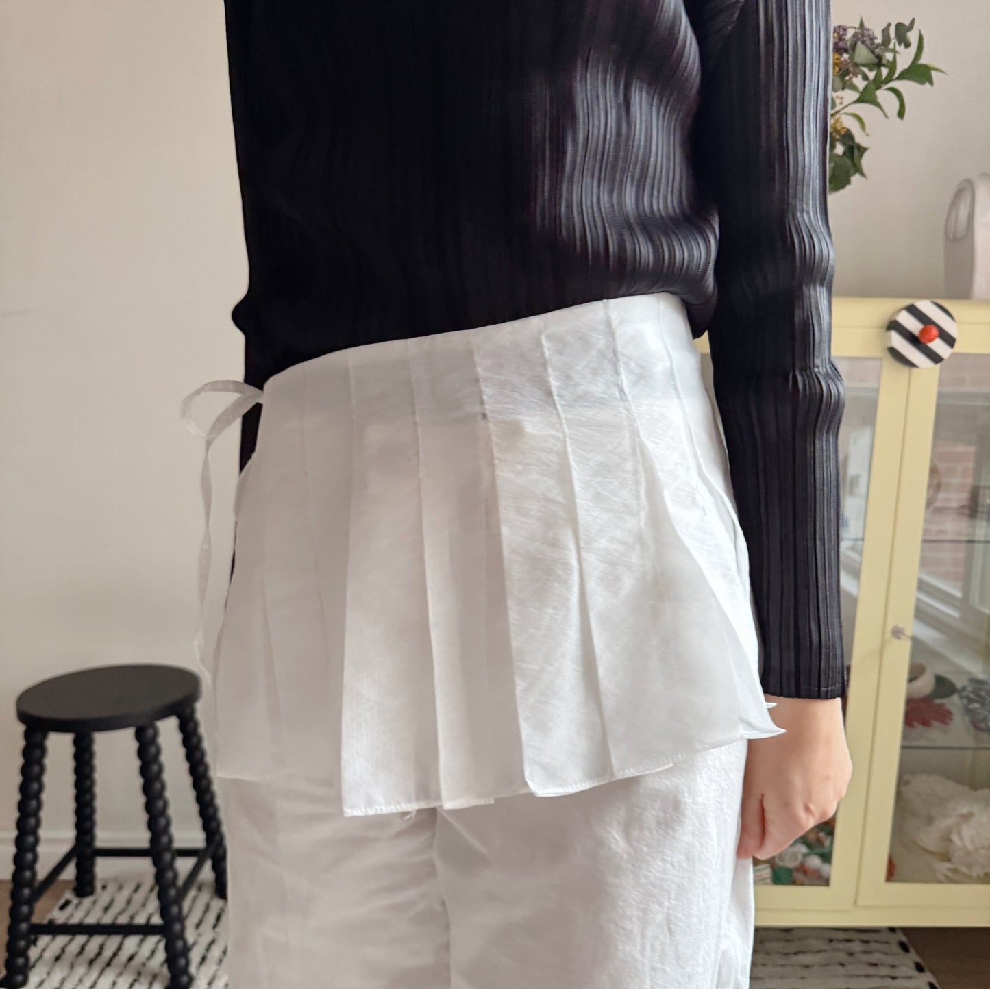 Pleated wrap skirt (navy, ivory)