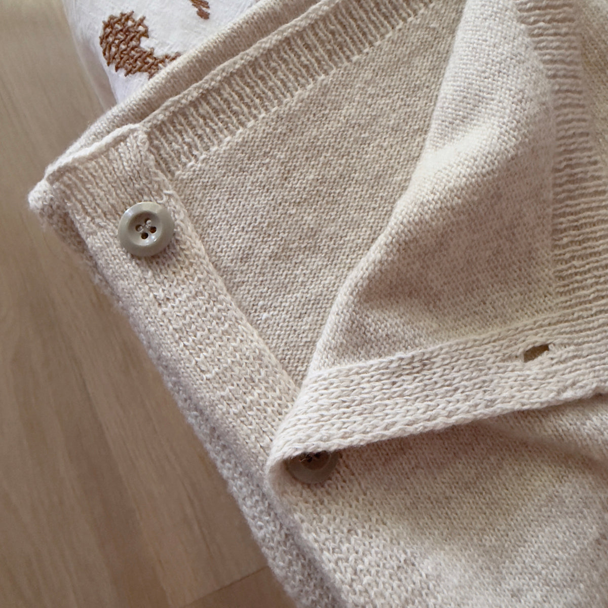 LAMB WOOL BUTTON PONCHO (Ivory, Navy)