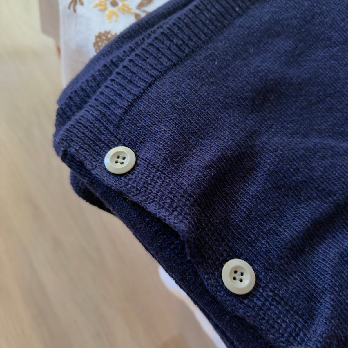 LAMB WOOL BUTTON PONCHO (Ivory, Navy)