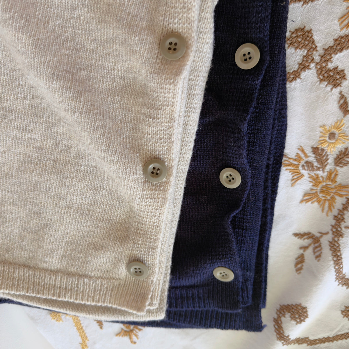 LAMB WOOL BUTTON PONCHO (Ivory, Navy)