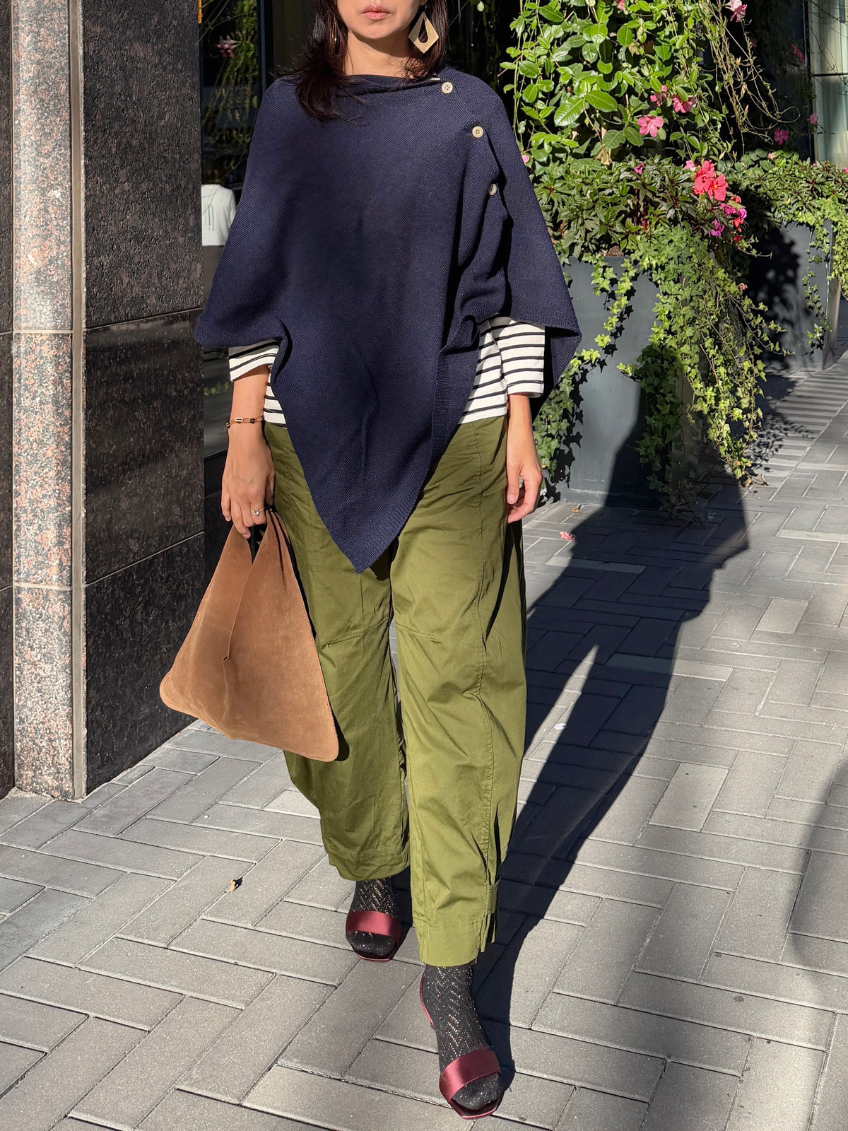 LAMB WOOL BUTTON PONCHO (Ivory, Navy)
