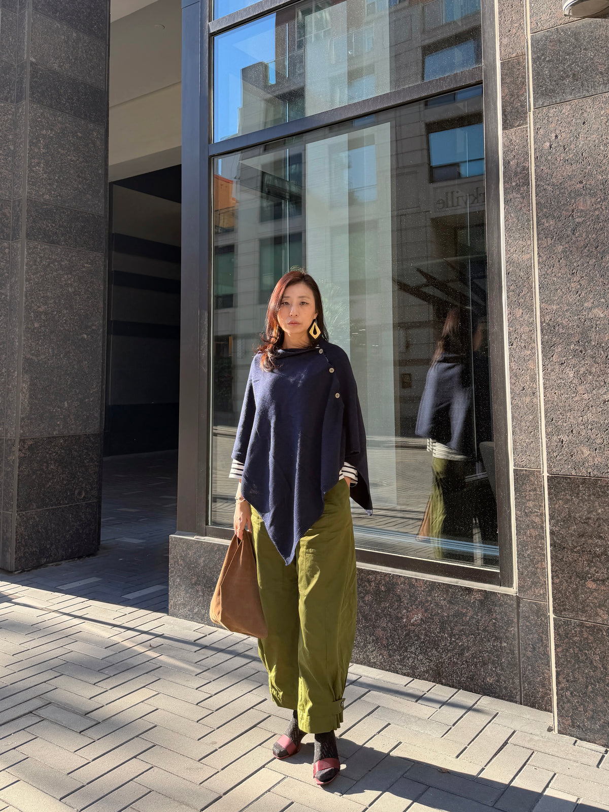 LAMB WOOL BUTTON PONCHO (Ivory, Navy)