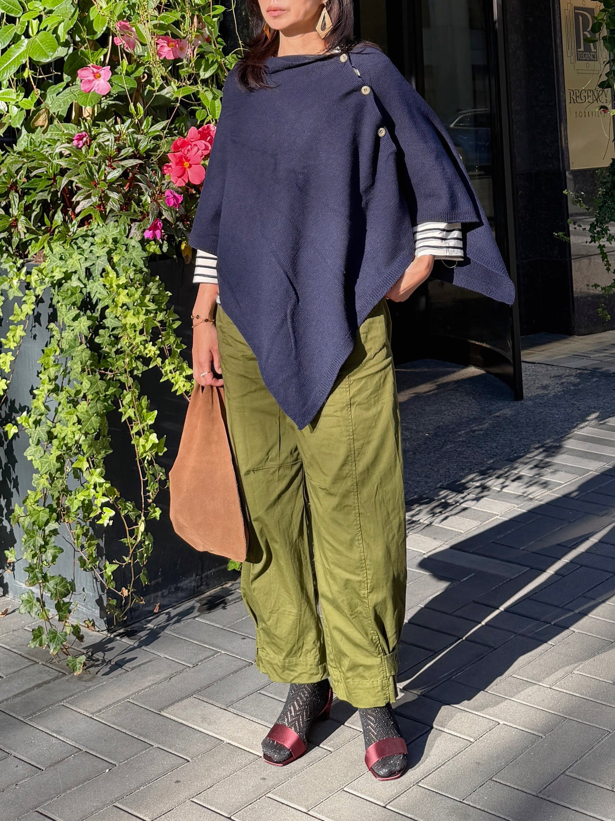 LAMB WOOL BUTTON PONCHO (Ivory, Navy)