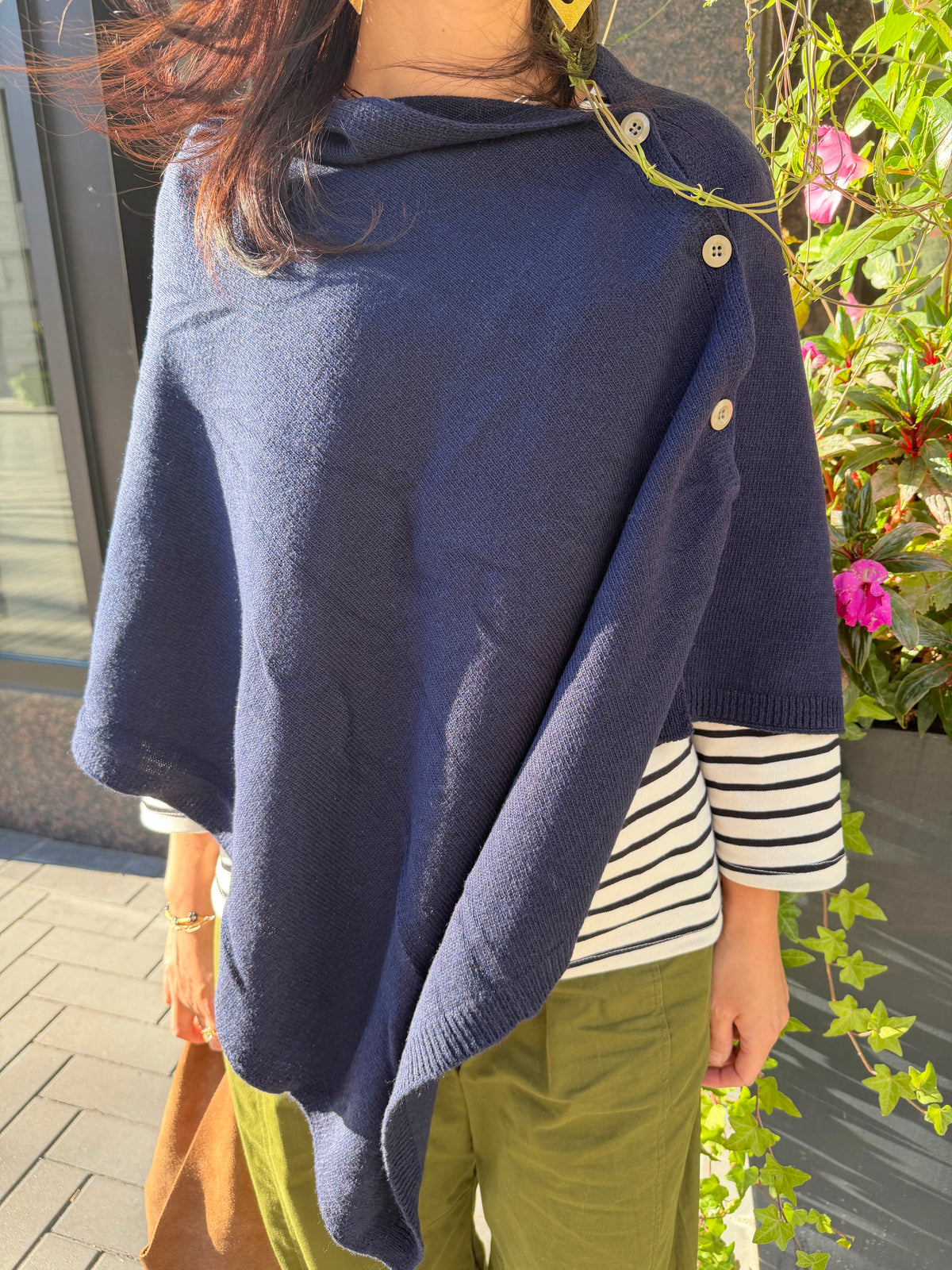 LAMB WOOL BUTTON PONCHO (Ivory, Navy)