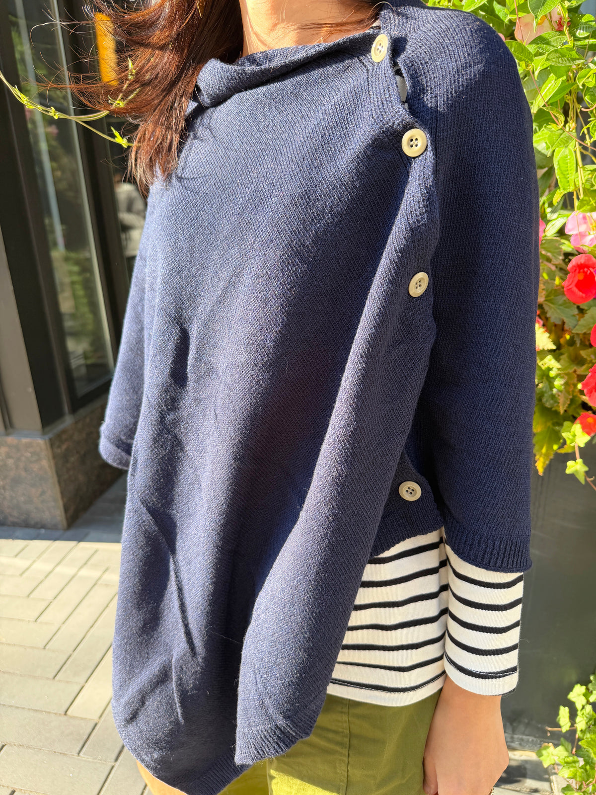 LAMB WOOL BUTTON PONCHO (Ivory, Navy)