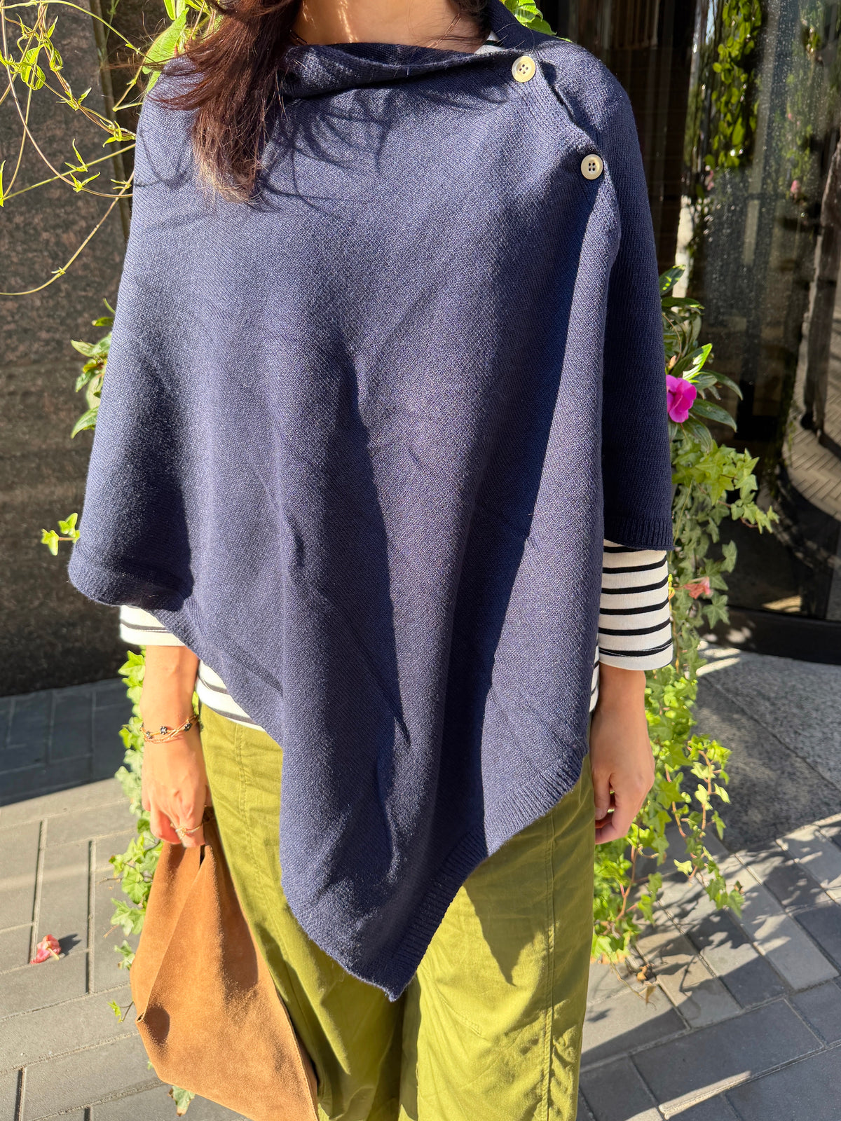 LAMB WOOL BUTTON PONCHO (Ivory, Navy)