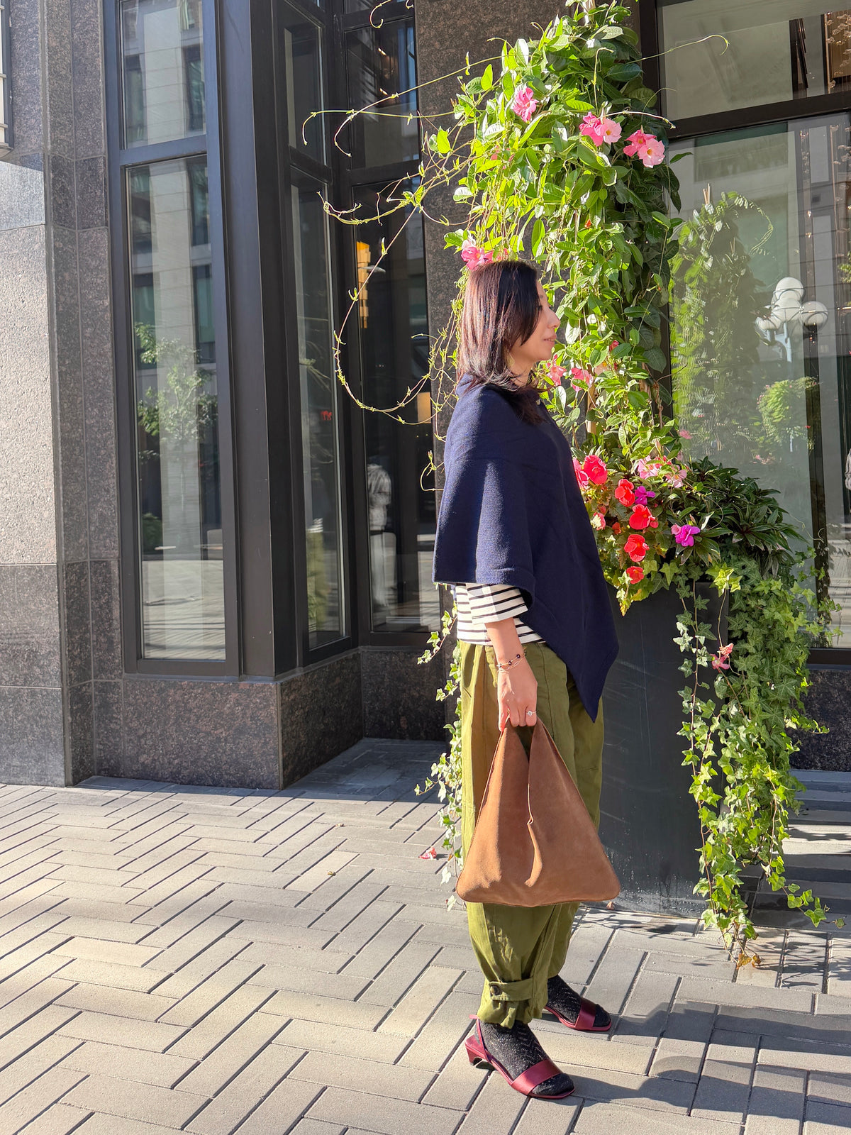 LAMB WOOL BUTTON PONCHO (Ivory, Navy)