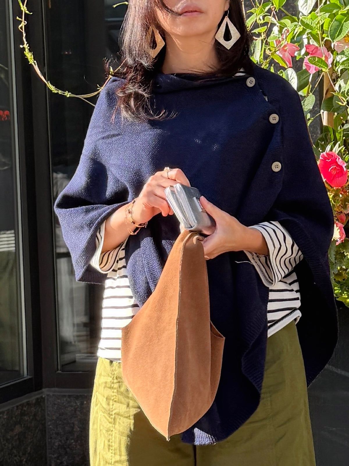 LAMB WOOL BUTTON PONCHO (Ivory, Navy)