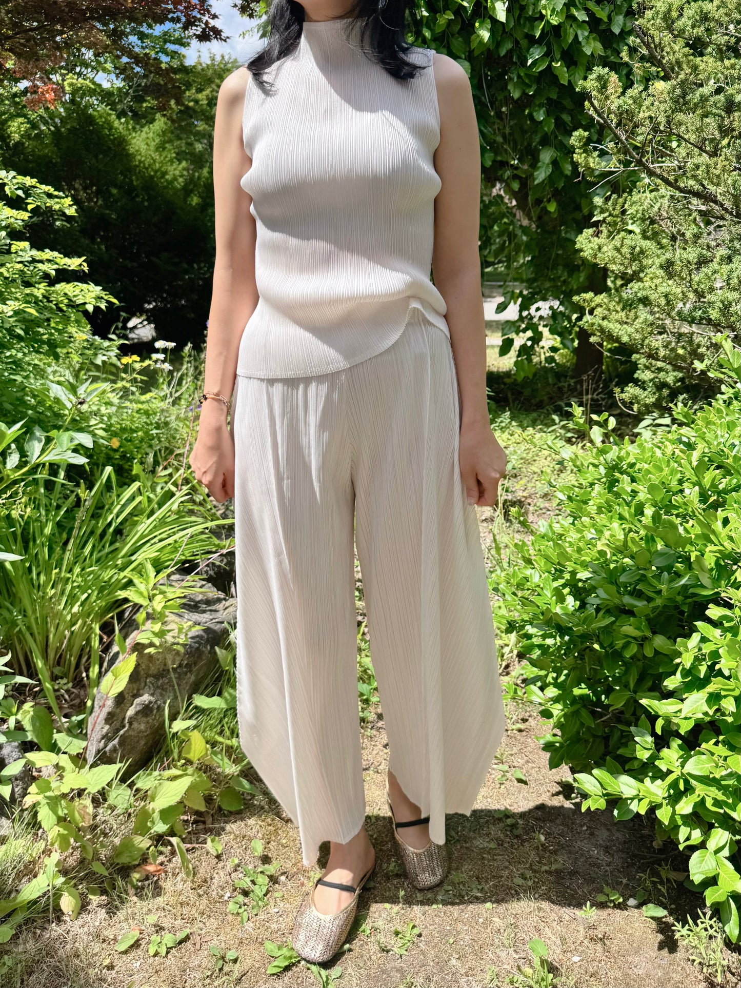 Glow Pleated Mock Neck Sleeveless Top(brick, ivory)
