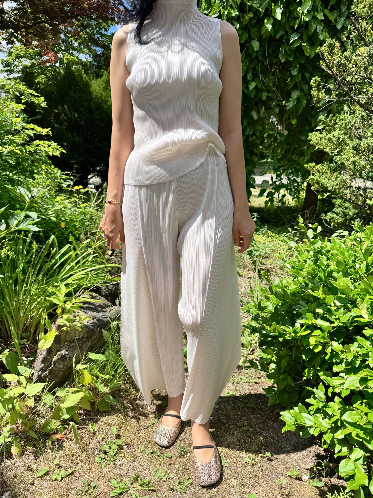 Glow Pleated Mock Neck Sleeveless Top(brick, ivory)