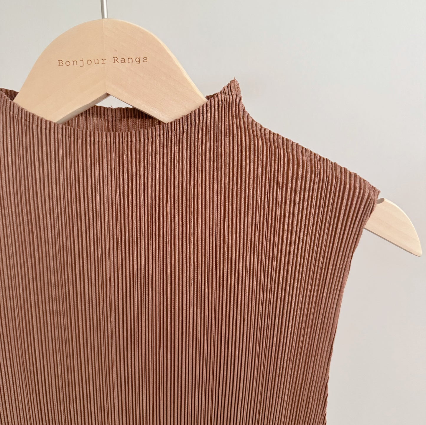 Glow Pleated Mock Neck Sleeveless Top(brick, ivory)