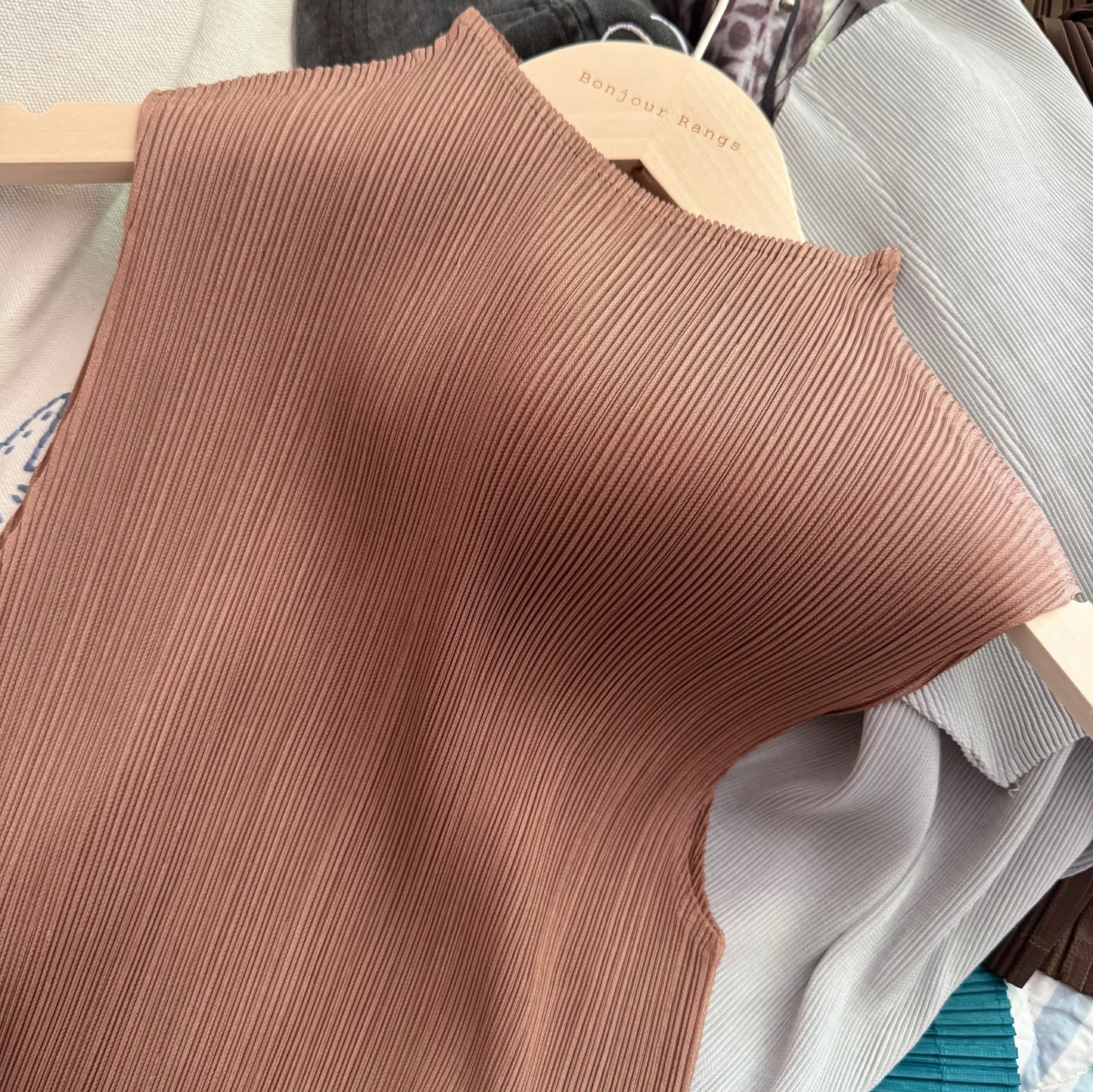 Glow Pleated Mock Neck Sleeveless Top(brick, ivory)