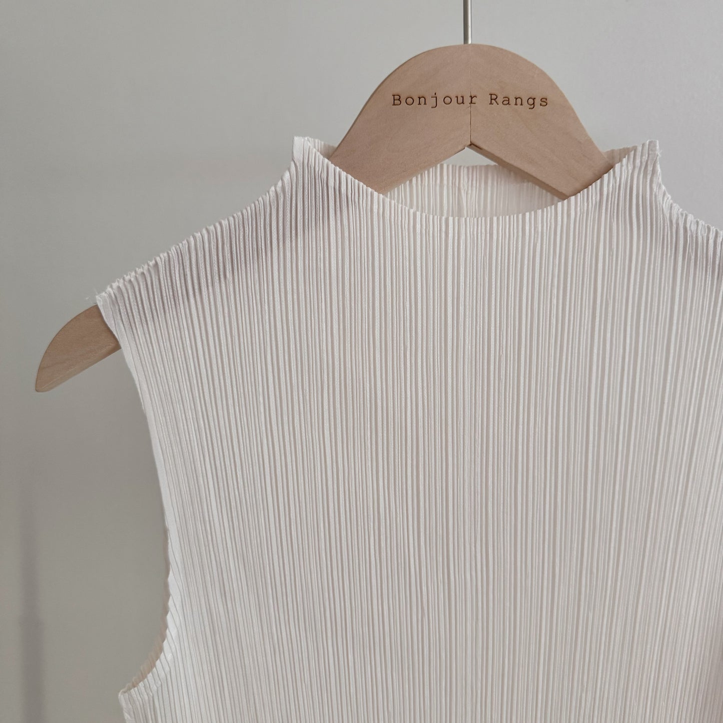 Glow Pleated Mock Neck Sleeveless Top(brick, ivory)