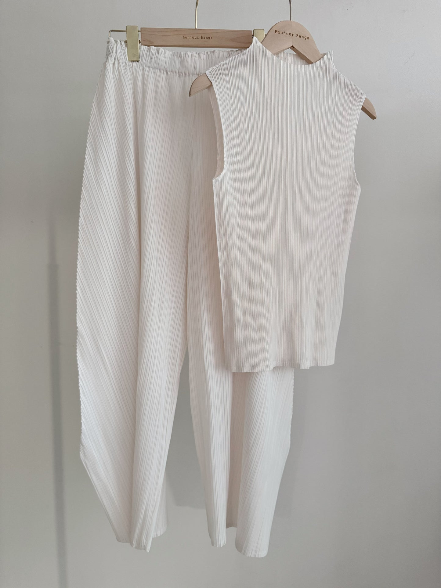 Glow Pleated Mock Neck Sleeveless Top(brick, ivory)