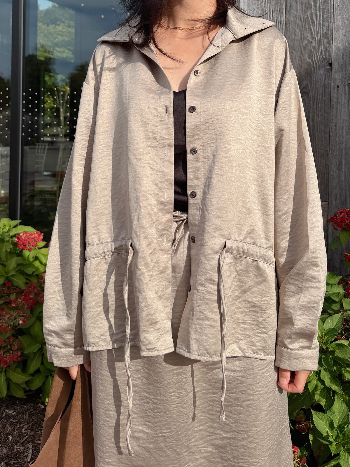 CRINKLE BUTTON BLOUSE (Beige, Charcoal)
