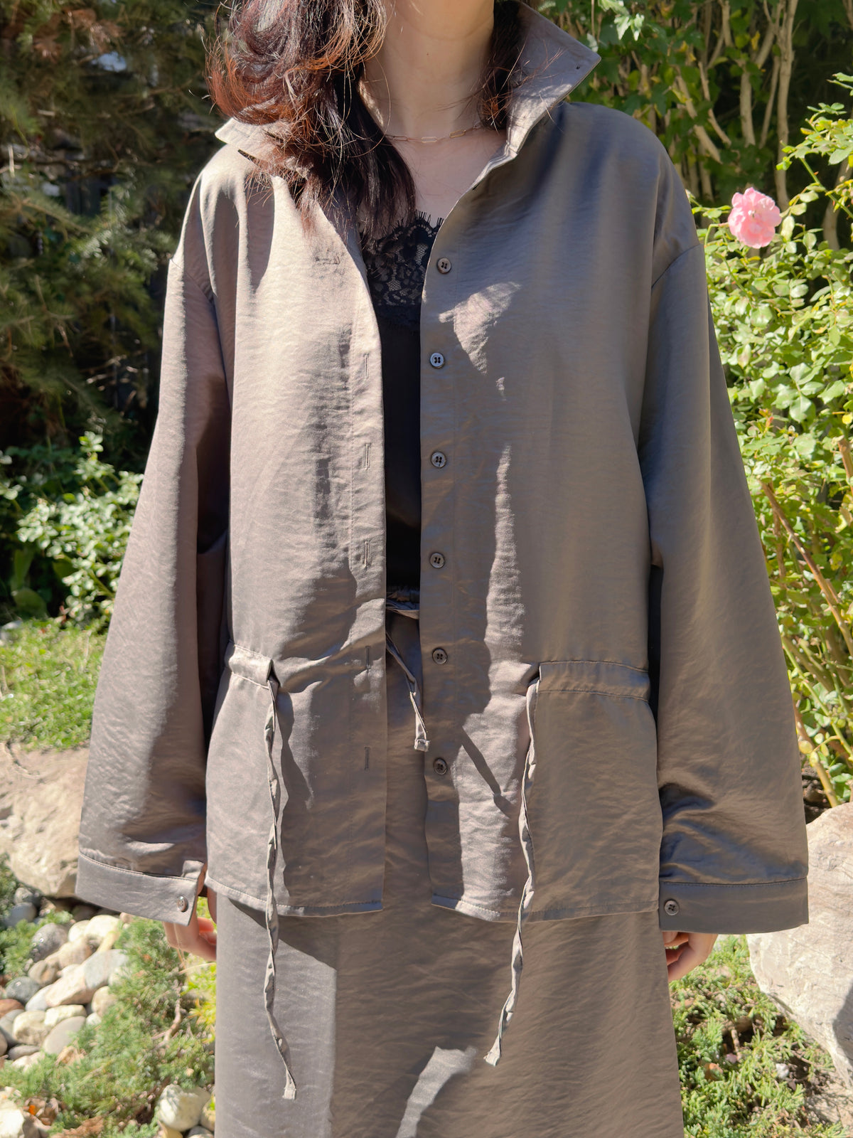 CRINKLE BUTTON BLOUSE (Beige, Charcoal)