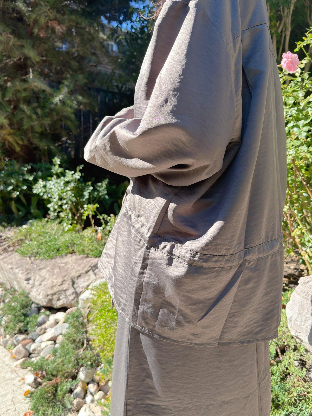 CRINKLE BUTTON BLOUSE (Beige, Charcoal)