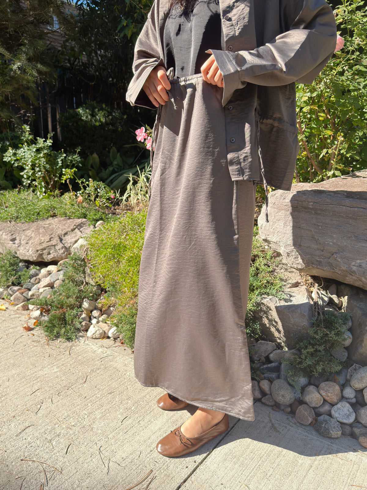 CRINKLE DRAWSTRING LONG SKIRT(Beige, Charcoal)
