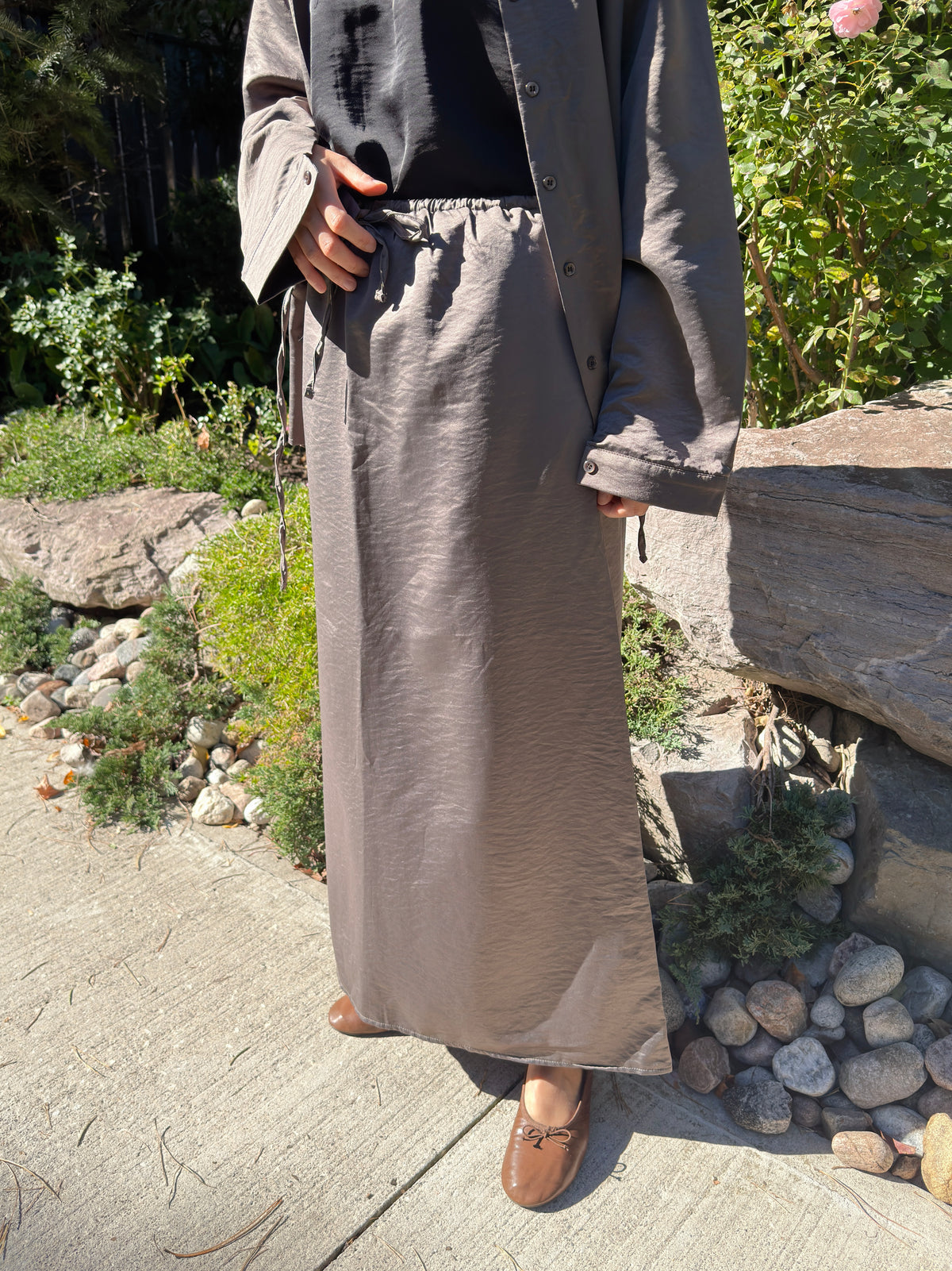 CRINKLE DRAWSTRING LONG SKIRT(Beige, Charcoal)