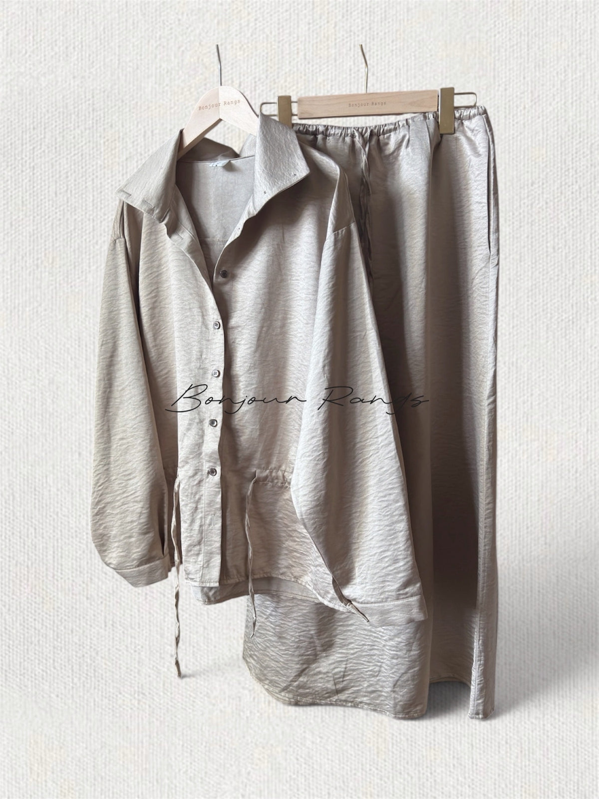 CRINKLE BUTTON BLOUSE (Beige, Charcoal)