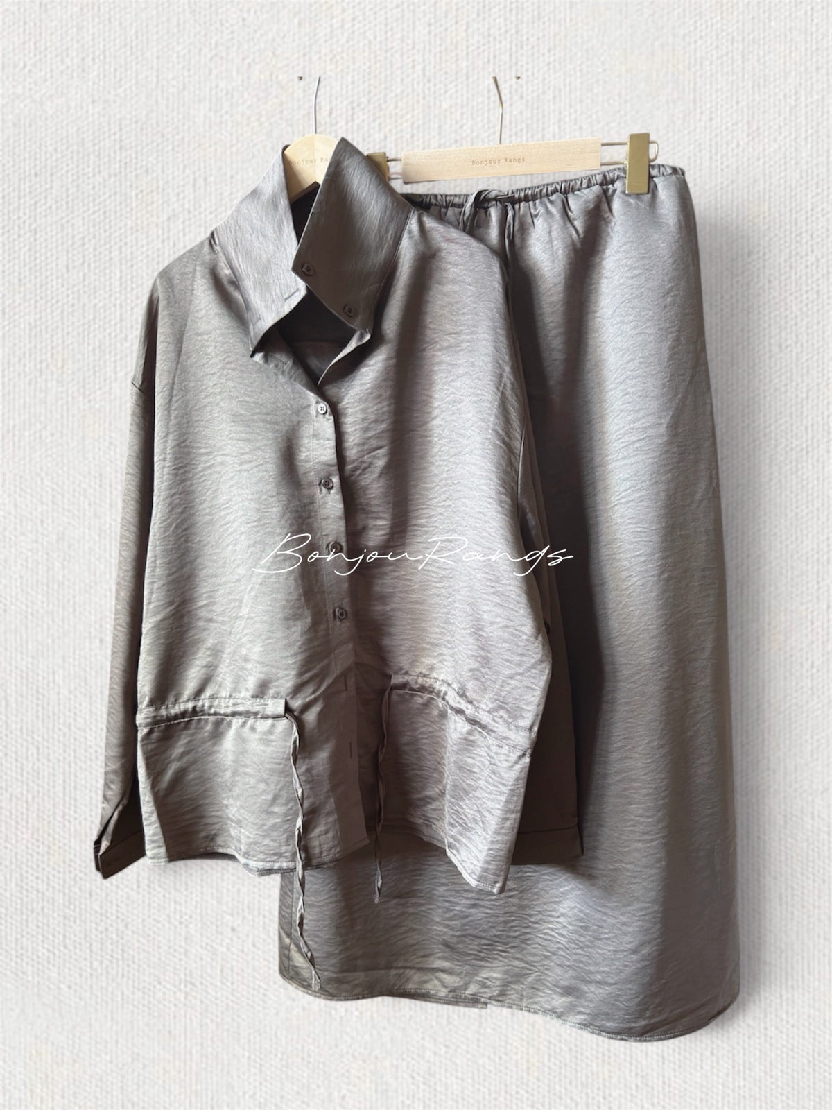 CRINKLE BUTTON BLOUSE (Beige, Charcoal)