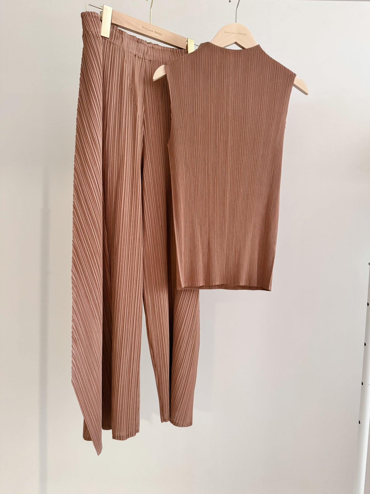 Glow Pleated Mock Neck Sleeveless Top(brick, ivory)