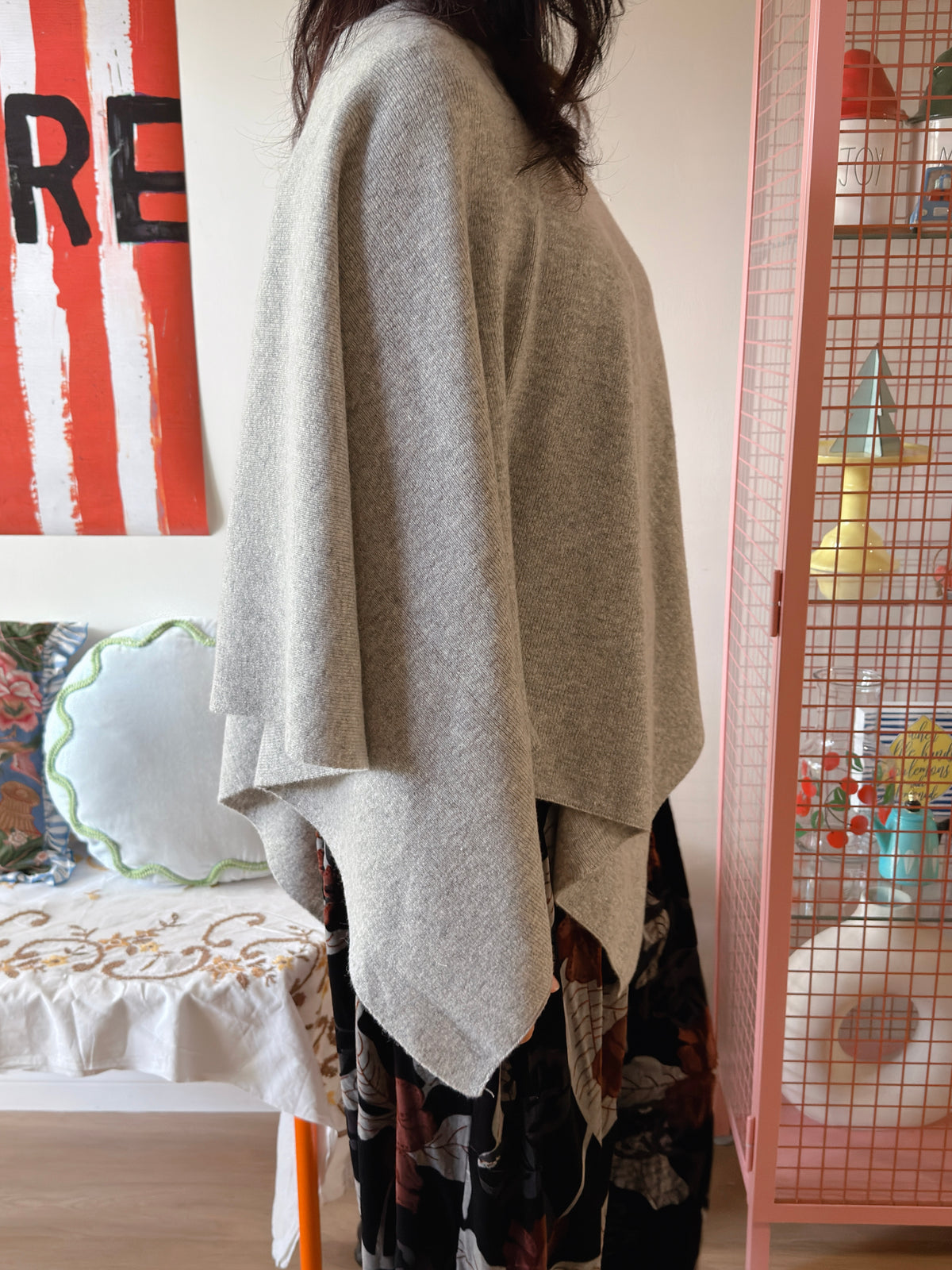 SUPER FINE WOOL PONCHO (Gray, Black)