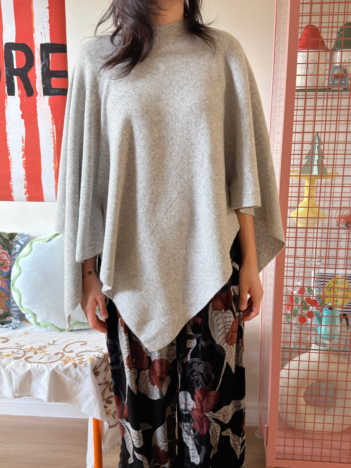 SUPER FINE WOOL PONCHO (Gray, Black)