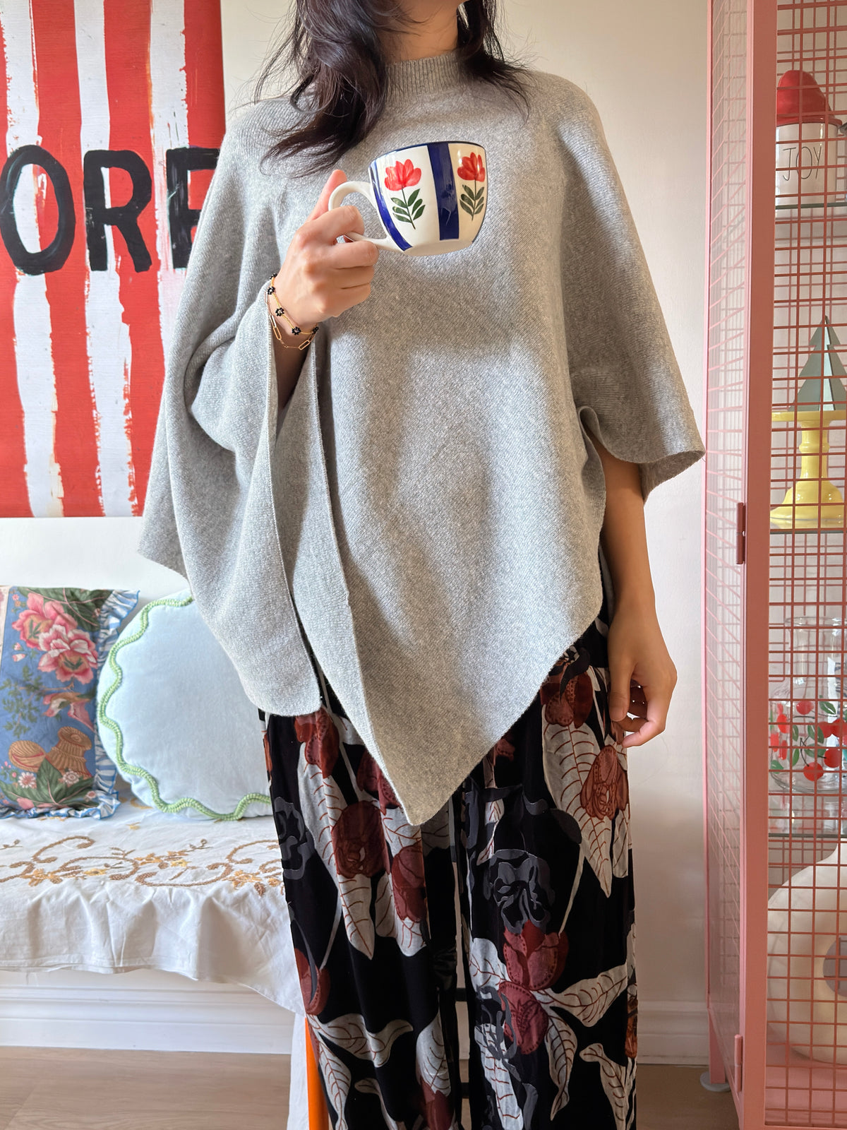 SUPER FINE WOOL PONCHO (Gray, Black)