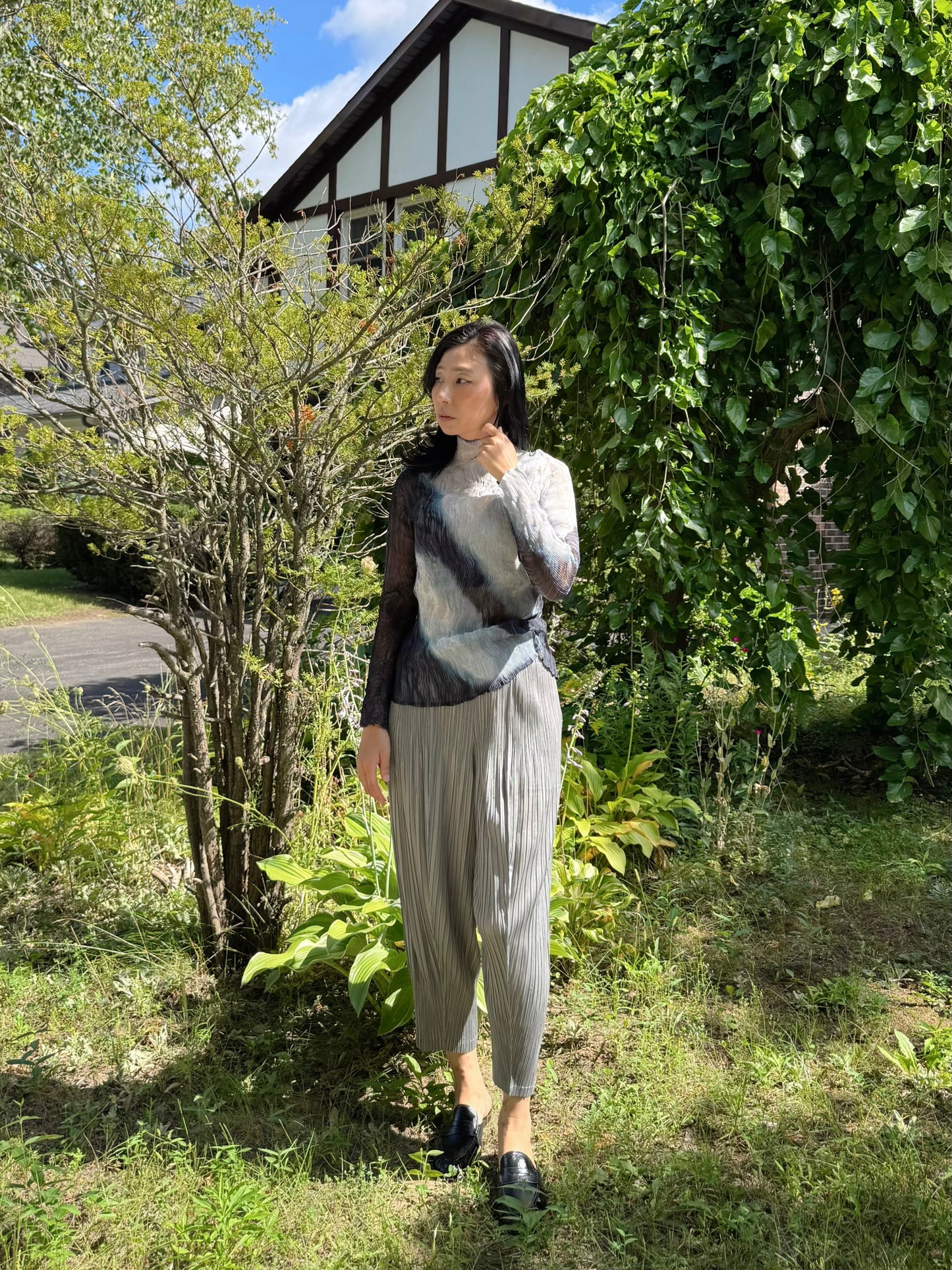 Sheer Gradient Wave Pleats Top (ivory, gray)