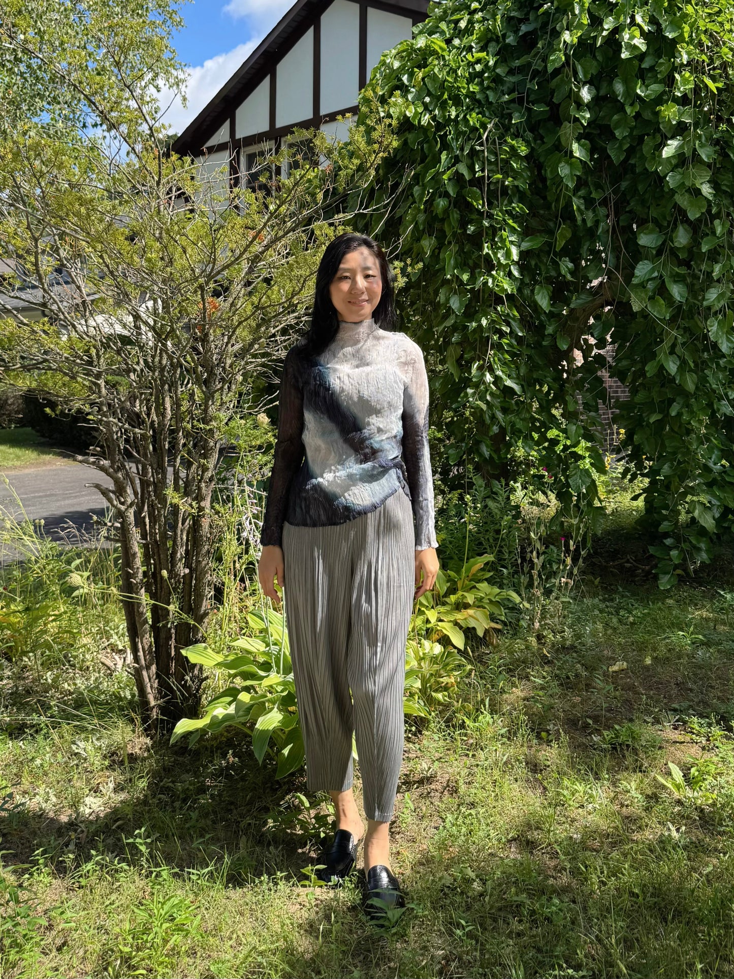 Sheer Gradient Wave Pleats Top (ivory, gray)