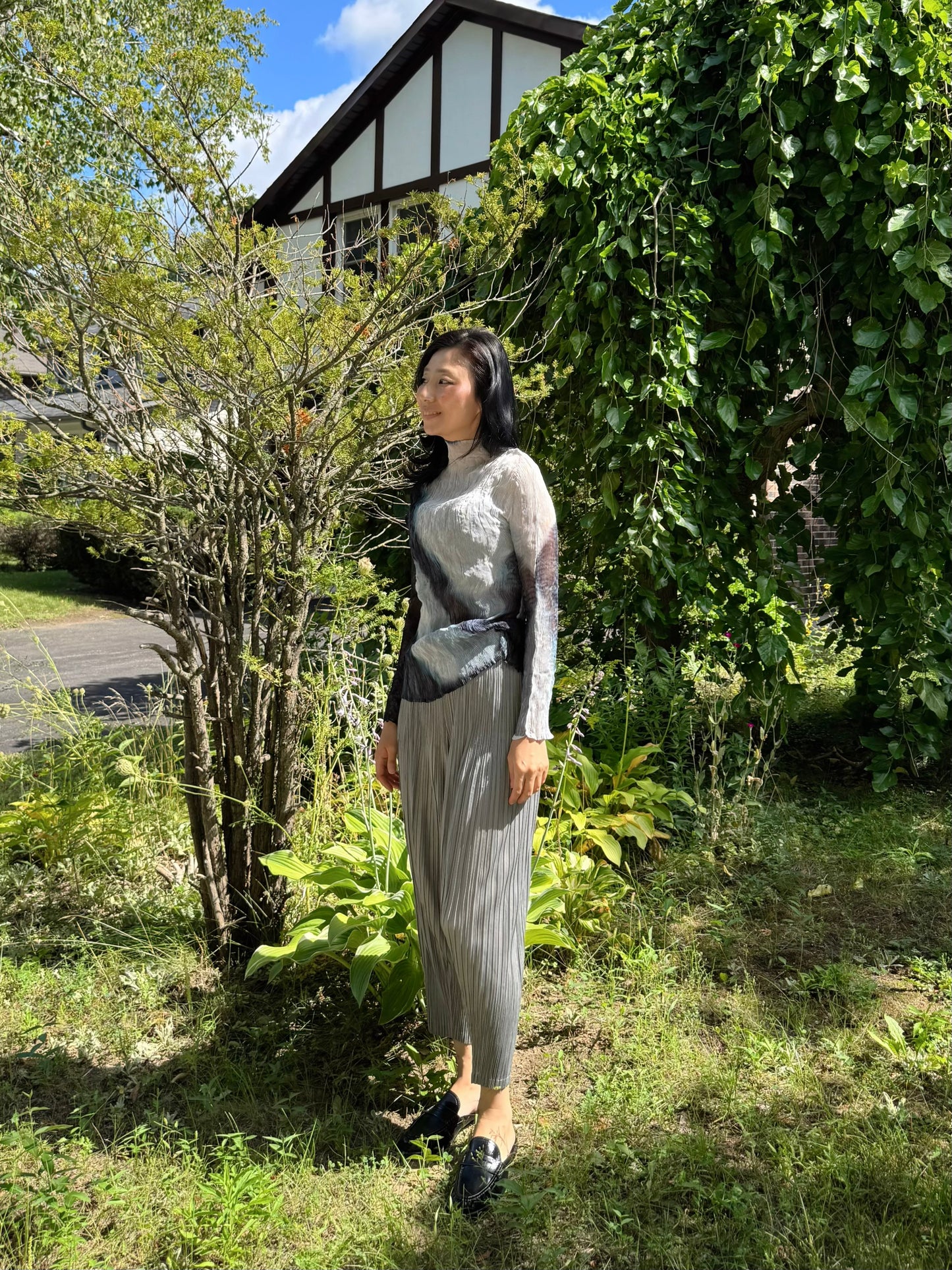 Sheer Gradient Wave Pleats Top (ivory, gray)