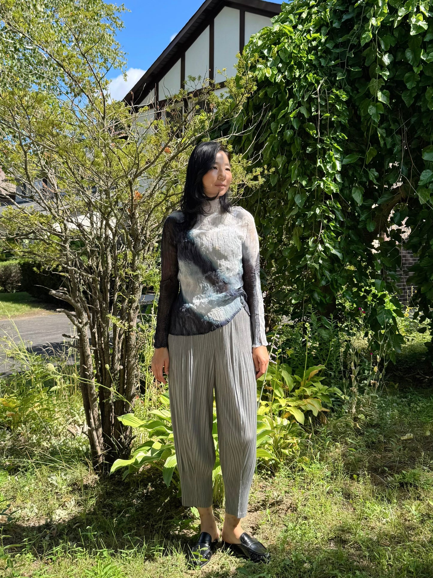Sheer Gradient Wave Pleats Top (ivory, gray)